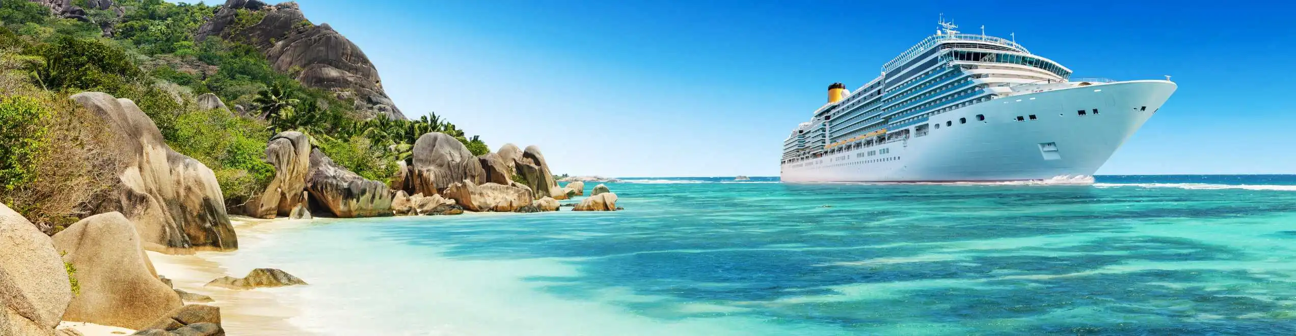 nave da crociera vicino la spiaggia